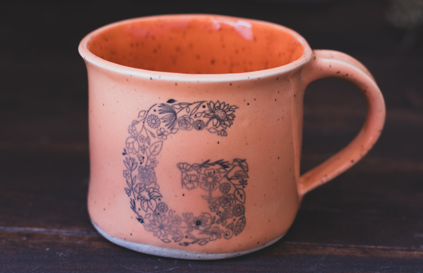 Monogram Mug "G" in Tangelo